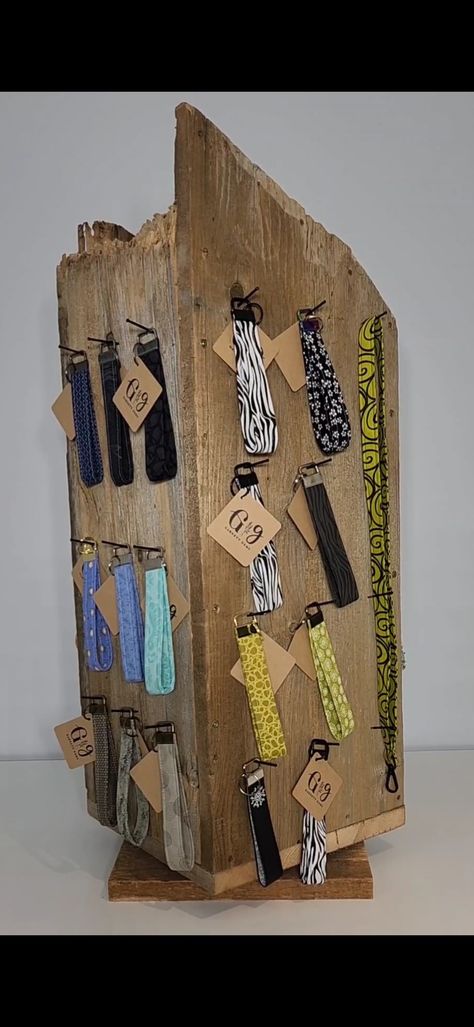 This swivle barnboard display is a perfect way to display wristlet keychains at markets. Key Fob Display Craft Show, Diy Keychain Display Ideas, Keychain Display Ideas, Craft Fair Table, Craft Displays, Diy Keychains, Wristlet Keychains, Vendor Displays, Market Booth