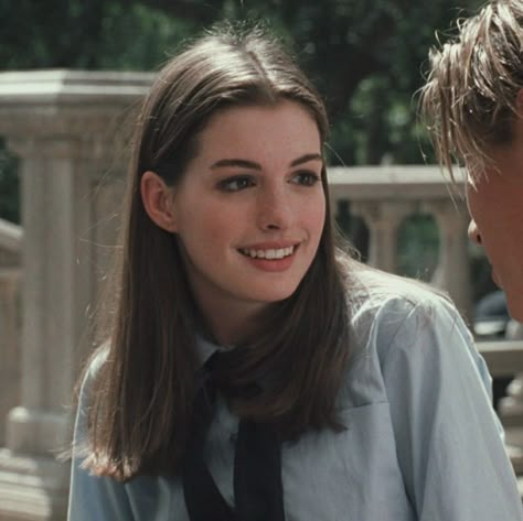 Anne Hathaway Young, Princess Diaries 1, Mia Thermopolis, Princes Diaries, The Princess Diaries, Chick Flicks, Princess Diaries, Mia 3, Royal Engagement