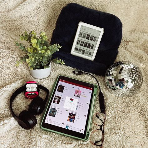 my bookish essentials ୭📖✧˚. ᵎᵎ 🎀 ♡ 𝗞𝗶𝗻𝗱𝗹𝗲 i never thought i’d be an e-book girly but my Kindle has been the best investment. idk if they come laced w crack or what but i read so much faster on it and being able to read hands free is everything, i tell you. 🤌🏾 ♡ 𝗞𝗶𝗻𝗱𝗹𝗲 𝗨𝗻𝗹𝗶𝗺𝗶𝘁𝗲𝗱 this is a monthly/yearly subscription through amazon that gives you access to thousands of books for ‘free’. i pay around $13/mo and i think it’s worth every penny— especially if you read at least 2 or more books a mo... Bookish Essentials, Kindle Aesthetic, Ipad Kid, Best Investment, Bookish Things, One Summer, Reading Time, Study Inspiration, Kindle Unlimited