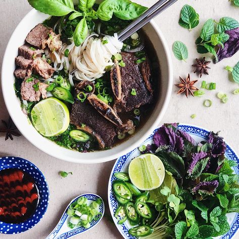 Shortcut Short Rib Pho in a Slow Cooker Short Rib Pho, Slow Cooker Pho, Easy Pho, Short Ribs Slow Cooker, Beef Ribs Recipe, Pho Recipe, Pho Soup, Rib Meat, Beef Noodle Soup