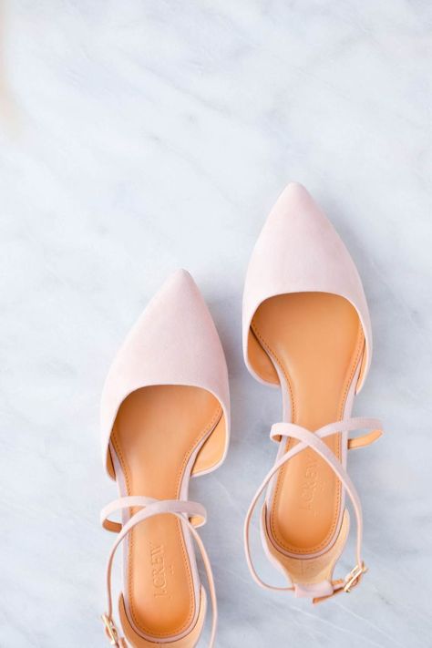 The most beautiful light pink suede ballet flats for spring. Colored Shoes, Chique Outfits, Suede Ballet Flats, Prom Shoes, Pink Suede, Crazy Shoes, Pretty Shoes, Shoe Obsession, Suho