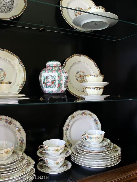 Style A China Cabinet, Fine China Display, China Cabinet Decor, China Cabinet Redo, Crockery Cabinet Design, Crockery Cabinet, Display China, Redo Cabinets, Dish Display