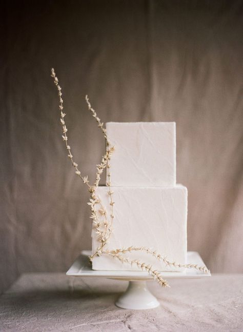 Classic Modern Wedding Cake, Wedding Cake Writing, Minimalist Wedding Cakes, Minimalist Wedding Cake Modern, Modern Wedding Cake Unique, Desert Wedding Cake, Simple Modern Wedding Cake, Wedding Cake Minimal, Minimalistic Wedding Cake