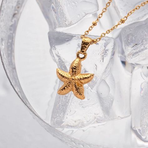 18k Gold Plated Seaside Starfish Pendant Necklace. #AmrahCart #GoldJewelry #StarfishPendant #BeachStyle Chunky Pendant, Stella Marina, Starfish Pendant, Classic Necklace, Beach Lover, Waterproof Jewelry, Pendant Design, Gold Pendant Necklace, Jewelry Party