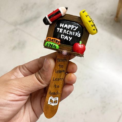 Teachers Day Fridge Magnets, Teachers Day Clay Art, Teachers Day 3 D Card, Teacher's Day Handmade Gifts, Weast Metirial Craft, Teachers Day Handmade Gifts, Teachers Day Gifts Creative, Teachers Day Gift Ideas Handmade, Clay Rakhi