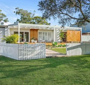 Beach Shack House, Front Pergola, Coastal Beach House Exterior, Kiwi Bach, Light And Bright Home, Scandinavian Exterior, Home By The Sea, Wales Holiday, Beach Shacks