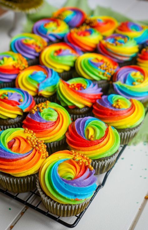 Pride Cupcakes, Cupcake Icing Designs, Green Velvet Cupcakes, Blueberry Milkshake, Icing Designs, Rainbow Frosting, Green Cupcakes, Purple Cupcakes, Glow Birthday Party