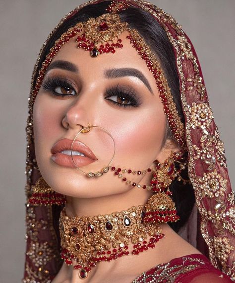 Makeup ideas that will surely set you appart! Desi Bride Makeup, Desi Bridal Makeup, Indian Makeup Looks, Pakistani Makeup, Gorgeous Bridal Makeup, Bollywood Makeup, Wedding Makeup Bride, Bridal Makeup Tutorial, Indian Wedding Makeup