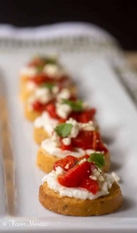 Appetizer Christmas, Best Christmas Appetizers, Ricotta Crostini, Christmas Appetizers Easy, Mosaic Christmas, Goat Cheese Crostini, Crostini Appetizers, Appetizers Christmas, Christmas Recipes Appetizers