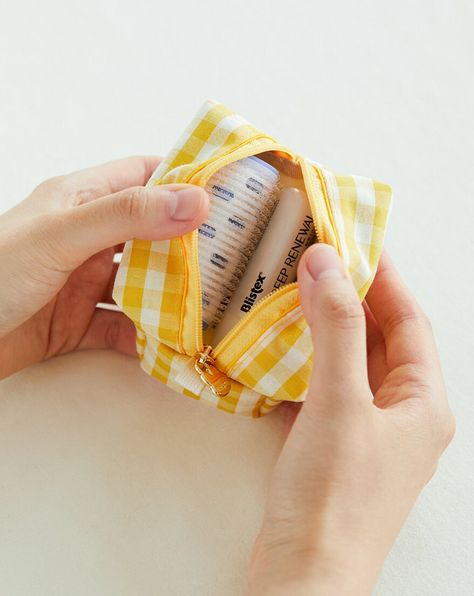 Sewing Mini Bag, Mini Pouch Pattern, Mini Sewing Projects, Small Things To Sew, Makeup Pouch Pattern, Square Zipper Pouch, Makeup Pouch Diy, Cute Pouches, Pouch Sewing Pattern