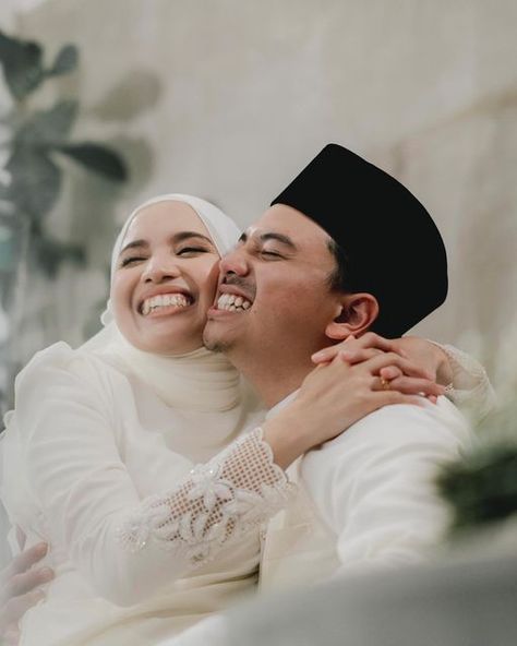 Posing Pelamin, Malay Wedding Photography, Dress Melayu, Melayu Wedding, Moodboard Wedding, Pose Wedding, Photography Moodboard, Foto Wedding, Wedding Portrait Poses