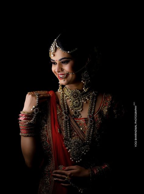 Bride Closeup Photography, Bridal Model Photoshoot, Bride Parlour Shoot, Parlour Shoot Bride, Reception Bride Poses, Bridal Poses Indian Wedding Photos, Bride Makeup Shoot, Solo Bride Poses, Parlour Shoot