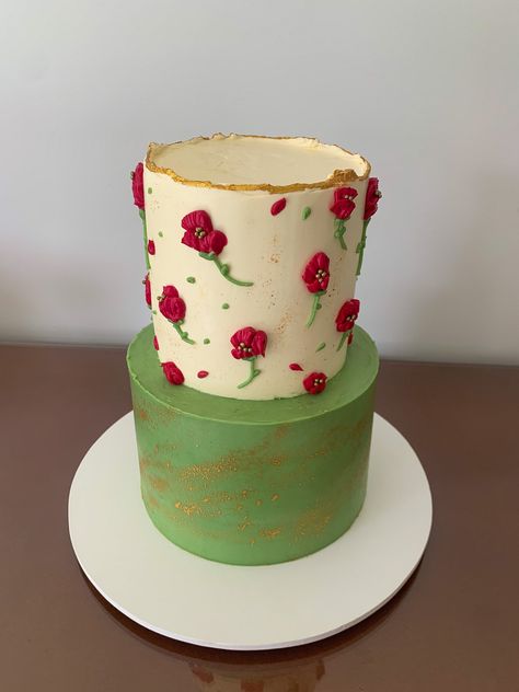 Two tier cake with a green cake on the bottom and a white cake with red flowers and some golden details Two Tier Birthday Cake, Dessert Auction, Tire Cake, Tiered Cakes Birthday, Tiered Cake Design, Three Tier Cake, 2 Tier Cake, Chocolate Covered Fruit, Two Tier Cake