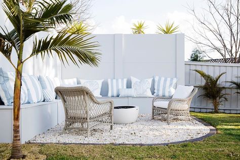 THREE BIRDS RENOVATIONS on Instagram: “WONDER WALL 💫 What a difference a wall can make!! This @modularwalls creates the feeling of an outdoor room and gives you something to…” Australian Homestead, Three Birds Renovations, Pool Areas, Pools Backyard, Alfresco Area, Outdoor Living Rooms, Three Birds, Interiors Online, Hamptons House