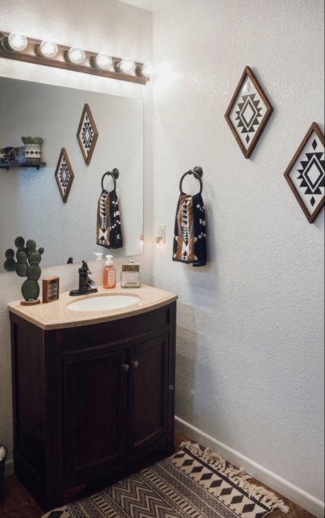 Western Bathroom Sink Ideas, Boho Western Bathroom Bath Mats & Rugs, Simple Western Bathroom Ideas, Western Bathrooms Ideas, Western Restroom Ideas, Black Western Bathroom, Western Themed Bathroom, Small Western Bathroom Ideas, Southwestern Bathroom Ideas