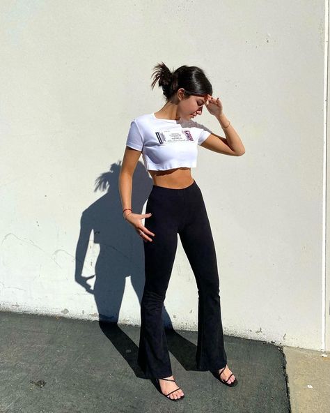 Ellie Zeiler, Flare Jeans Outfit, Outfits Con Jeans, Dark Outfits, Korean Girl Fashion, Last One, 90s Fashion, Minimalist Fashion, Aesthetic Clothes