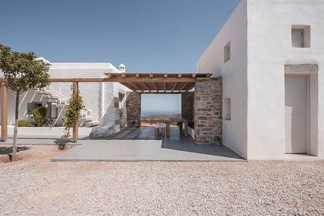 r.c. tech embeds summer house with viewing plateaus in greek landscape Greek Architecture Homes, Mediteranian Decor, Modern Greek House, Greek Houses Exterior, Mediterranean Homes Interior, Contemporary Architecture House, Spain Villa, Greek Landscape, Greek Homes