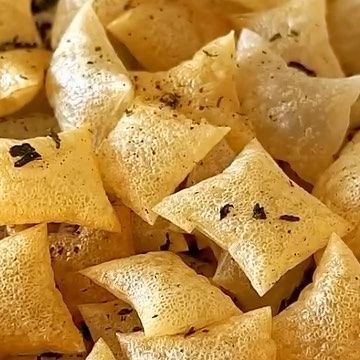 Vegancuts on Instagram: "Air Fryer Rice Paper Pop Chips 💥 Oil Free, only ONE ingredient🤯 plus whatever seasonings you like! Follow @vegancuts for more! Full recipe below by @veganbunnychef They’ll literally just blow up like lil pillows or balloons🎈 and become suuuper crispy, you don’t need any oil at all!! Just dip rice paper in water, fold, cut, and air fry 😋🤌🏼 I seasoned them with furikake which is my fave, but you can use alll kinds of spices or even make them sweet with cinnamon sugar Air Fried Rice Paper Rolls, Air Fryer Rice Paper Chips, Air Fryer Rice Paper Rolls, Rice Paper Air Fryer, Fried Rice Paper Recipes, Rice Cracker Recipe, Air Fryer Rice, Recipes Using Rice, Rice Pops