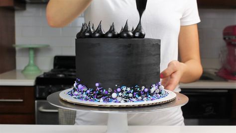 Recipe for deep black buttercream Black Buttercream, Chocolate Layer Cake Recipe, Black Frosting, Chocolate Ganache Frosting, Ganache Cake, Ganache Frosting, How To Make Frosting, Ganache Recipe, Icing Frosting