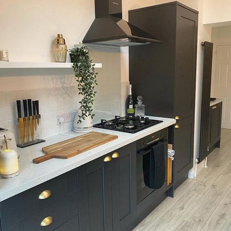 Howdens on Instagram: “Hands up if you love a dark kitchen. 🙋‍ Update your kitchen with our Fairford Charcoal cabinets. Photo credit: @_house_2home” Kitchen Ideas Charcoal Cabinets, Anthracite Grey Kitchen Cabinets, Black And Marble Kitchen, Howdens Galley Kitchen, Anthracite Grey Kitchen, Dark Appliances Kitchen, Charcoal Grey Kitchen Cabinets, Anthracite Kitchen, Charcoal Kitchen