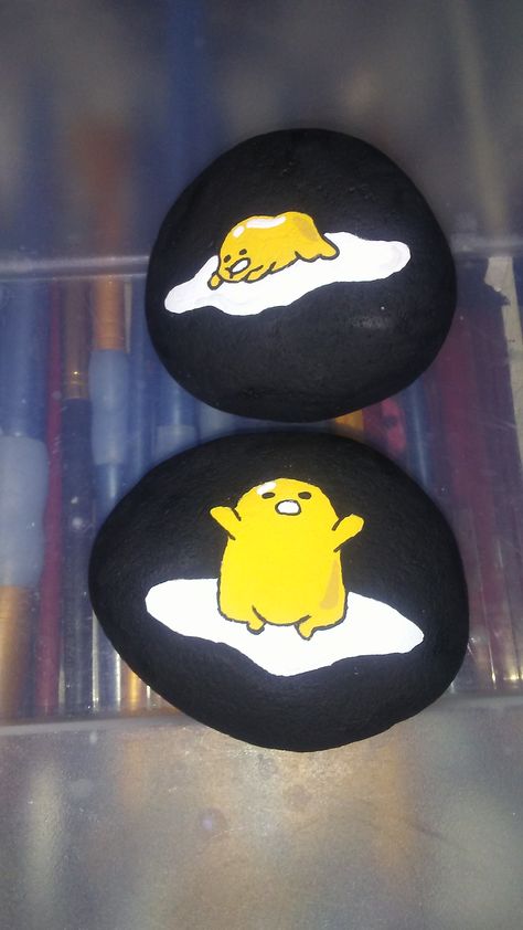 Gutetama painted rocks Anime Rock Painting Ideas, Sanrio Rock Painting, Anime Painted Rocks, Anime Rock Painting, Kawaii Rock Painting, Painted River Rocks, Easy Canvas, Art And Craft Videos, Easy Canvas Art