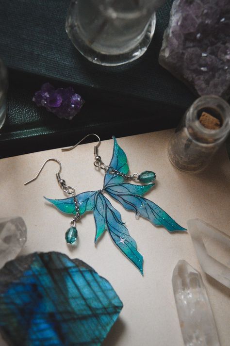 Water Inspired Accessories, Fairy Wing Jewelry, Earrings Packaging Design, Fairy Earrings Aesthetic, Element Fairies, Fairy Accessories Jewellery, Resin Fairy Wings, Fairy Wings Earrings, Diy Shrink Plastic Jewelry