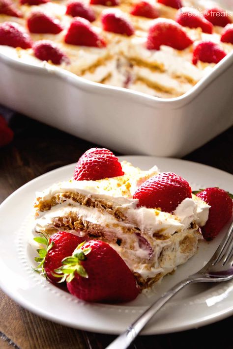 No Bake Strawberry Cheesecake Icebox Cake Recipe - Julie's Eats & Treats Cheesecake Icebox Cake, No Bake Strawberry Cheesecake, Strawberry Cake Easy, Fruity Recipes, Icebox Cake Recipes, Cheesecake Pudding, Baked Cheesecake Recipe, Baked Strawberries, Refreshing Desserts