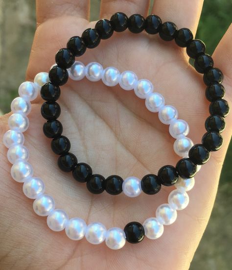 Diy Black Beaded Bracelets, Beaded Bracelets For Best Friends, قلادات متدلية, Relationship Bracelets, Matching Couple Bracelets, White Beads Bracelet, Cute Friendship Bracelets, Bracelets For Boyfriend, Diy Bracelets Patterns