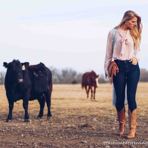 Cowgirl Boot Outfits, Ranch Photoshoot, Farm Girl Outfits, Boutique Photoshoot, Outfit Cowgirl, Cowboy Boot Outfits, Outfit Western, Cowgirl Boots Outfit, Country Girls Outfits