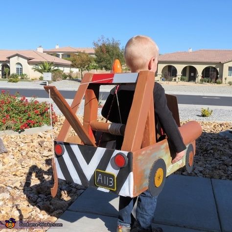 Tow Mater Costume, Creative Diy Costumes, Family Costumes Diy, 2017 Halloween Costumes, Car Costume, Tow Mater, Box Costumes, Homemade Costume, Costume Works