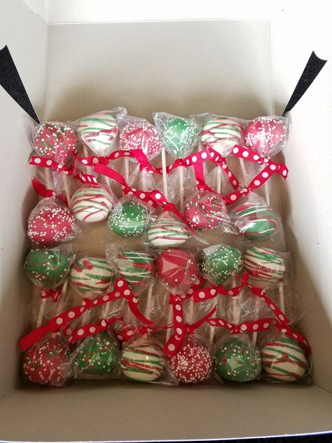 Christmas cake pops Christmas Theme Cake Pops, Christmas Tree Cake Balls, Christmas Cake Pops Ideas, Xmas Baking, Baking Treats, Cake Pop Decorating, Christmas Cake Pops, Christmas Baking Recipes, Summer Baking