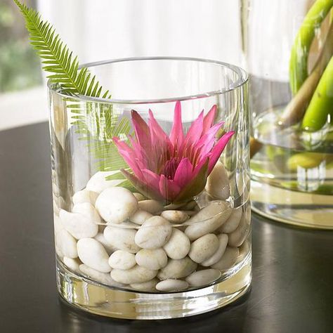 Design Ideas for Elegantly Simple Table Decorations and Centerpieces with Pebbles Simple Table Decorations, White Rocks, Tafel Decor, Spa Decor, Spa Design, Massage Room, Simple Table, Calla Lilies, Bathroom Spa