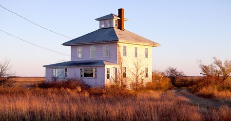 I daydreamed about how liberating it would be to live alone in high “Grey Gardens” style and own such an extraordinary view. But would there be Wi-Fi? Spite House, Pink Island, Plum Island, Fact Republic, Grey Gardens, Island House, Pink House, Random Facts, Pink Houses