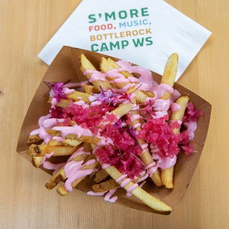 Pink French Fries, Pink Food Truck Ideas, Cinema Snacks, Pink Recipes, Burger Place, Cafe Recipes, Parmesan Fries, Pink Sauce, Rainbow Treats