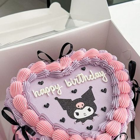 Baked by Julie LLC | West Covina, CA 91791 on Instagram: "Kuromi coquette 🩷🖤🎀  • • • • #kuromi #kuromicore #sanrio #sanriokuromi #coquette #coquettecake #lambeth #lambethcake #heartcake #heartcakes #heartshape #heartshapecake #vintage #vintagestyle #vintagecake #vintagecakes #buttercreampiping #cake #cakes #cute #cakelove #lacounty #cakesofinstagram #cakestagram #westcovina #supportsmallbusiness #626 #bakedbyjulie_ #customcakes" Sanrio Cake Kuromi, Kuromi Heart Cake, Kuromi And My Melody Cake, Kuromi Cake Ideas, Pastel De Kuromi, Kuromi Birthday Cake, Veronika Core, Sanrio Bday, Kuromi Birthday Party