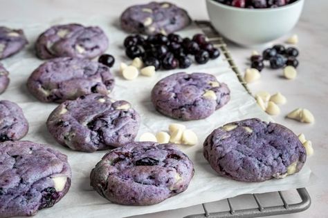 Blueberry White Chocolate Chip Cookies, Blueberry Cookies Recipes, Blueberry White Chocolate, Blueberry Cookies, White Chocolate Chip, Blueberry Desserts, White Chocolate Chip Cookies, Cooking Healthy, Chewy Chocolate Chip