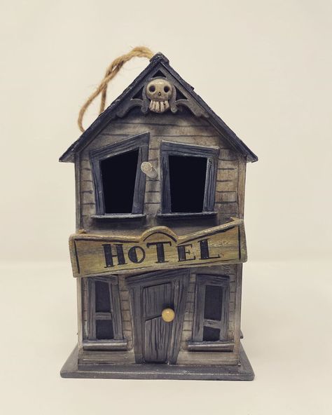 Ms. Beakman on Instagram: “Haunted Birdhouse - The Old Hotel. In store now.  #birdhouse#haunted#gothic#victorian#bird#handmade” Harry Potter Birdhouse, Gothic Birdhouse, Gothic Backyard, Witchy Mansion, Haunted Birdhouse, Haunted House Craft, Mini Village, Halloween Houses, Old Hotel