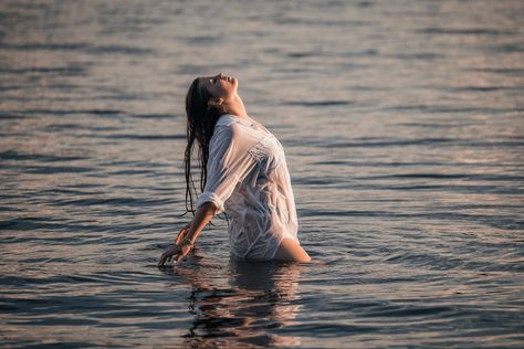 White Shirt Water Photoshoot, Pictures In Water Photography, Water Dress Photoshoot, White Dress Water Photoshoot, Dress Water Photoshoot, Lakehouse Photoshoot, Cabin Photoshoot, 18th Photoshoot, Water Poses