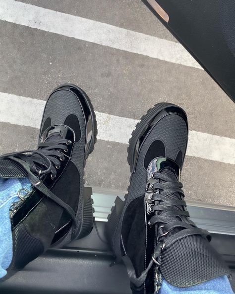 Baby can we be on chill tonight........🥶🥶 Black Booties Outfit Fall, Combat Boots Outfit For Women, Black Booties Outfit, Boots Outfit For Women, Booties Outfit Fall, Lugz Boots, Black Urban Fashion, Chunky Sole Boots, Black And White Boots