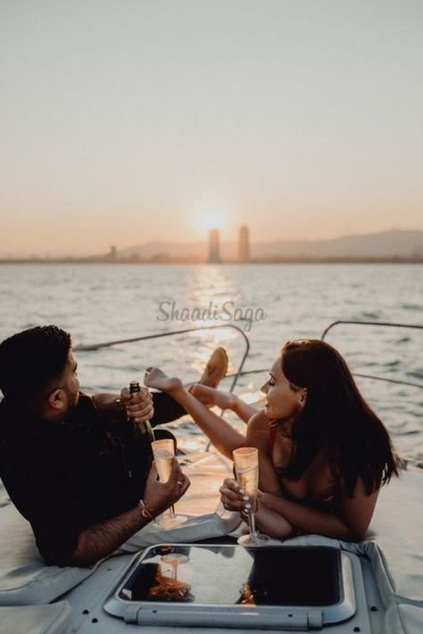 Romantic & Unique Proposal Setup Ideas that will get you a Definite YES! #shaadisaga #indianwedding #proposalideas #proposalideassunique #proposalideasmarriage #porposalideasbeach #proposalideasoutdoor #proposalideaswedding #proposalideasforhim #proposalideasforher #proposalideassimple #porposalideasbackyard #proposalideascute #romanticproposalideas #bestproposalideas #creativeproposalideas #proposalideassimple #proposalideaslatest #proposalideascute #proposalphotoideas #proposaldecorideas Yacht Photoshoot, Boat Engagement Photos, Boat Photoshoot, Yatch Boat, Lake Photoshoot, Luxury Couple, Boat Wedding, Boat Pics, Sun Shining