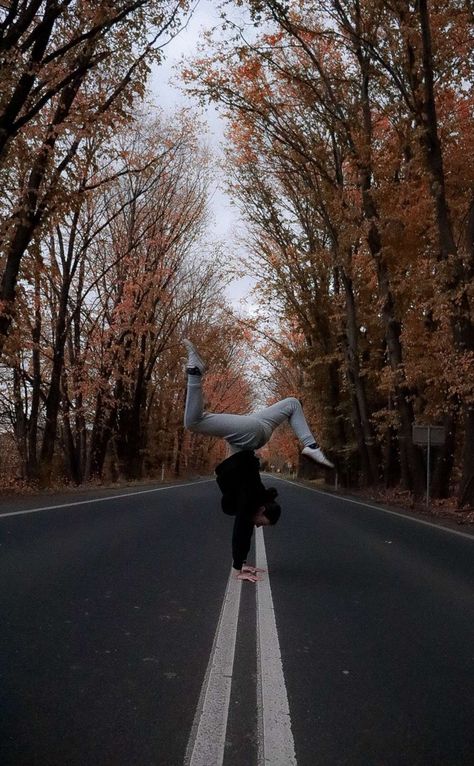 #handstand #stag #photo #photography #road #picture #night #cute #cool #flexible #photographer #ideas #inspiration Aesthetic Pictures Workout, Handstand Pictures, Handstand Photo, Stag Photo, Handstand Aesthetic, Handstand Photography, Front Walkover, Gymnastics Handstand, Goal Aesthetic