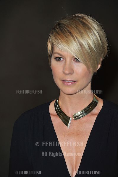 Jenna Elfman at the Women in Film 2011 Crystal + Lucy Awards at the Beverly Hilton Hotel..June 16, 2011 Beverly Hills, CA.Picture: Paul Smith / Featureflash Jenna Elfman Short Hair, Jenna Elfman Hair, Assymetrical Bob, Hotel June, Kort Bob, Jenna Elfman, Undercut Bob, Women In Film, Asymmetrical Pixie