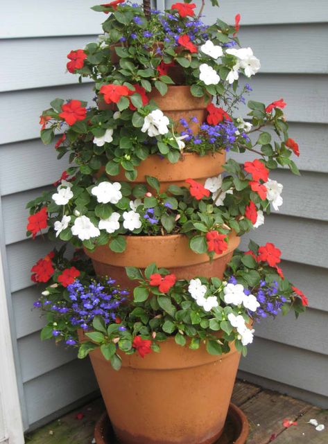 Flower Pot Tower, Ideas Para Decorar Jardines, Front Porch Flower Pots, Front Porch Flowers, Porch Flowers, Flower Tower, Diy Flores, Florida Gardening, Terracotta Flower Pots