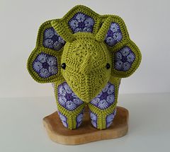 Ravelry: junmer's Plod triceratops Dinosaur Free Pattern, Crochet Triceratops, African Flower Crochet Animals, African Flower Crochet, Lavender Crochet, Kat Haken, Dinosaur Triceratops, Crochet Dinosaur Patterns, Crochet African Flowers