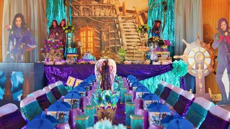 Uma Descendants Party, Descendants Birthday Party Ideas, Descendants Birthday Party, Descendants Uma, Descendants Cake, Uma Descendants, Sleeping Beauty Party, Descendants Party, Mal And Evie