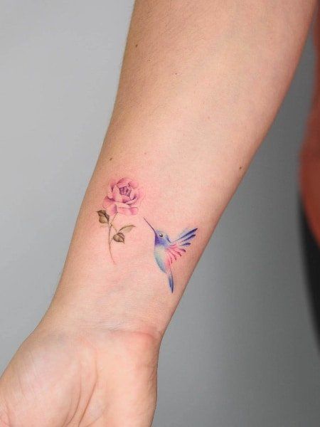 Hummingbird Flower Tattoos, Tattoo Hummingbird, Small Hummingbird Tattoo, Bird Tattoo Wrist, Cool Wrist Tattoos, Shape Tattoo, Hummingbird Tattoo, Solar Water, Pattern Tattoo