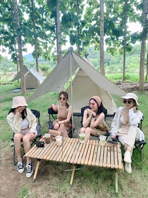 Camping With Friends Aesthetic, Glamping Interior, Camping Inspo, Glamping Outfit, Aesthetic Camping, Forest Cafe, Cute Beach Outfits, Camping Inspiration, Graduation Picture Poses