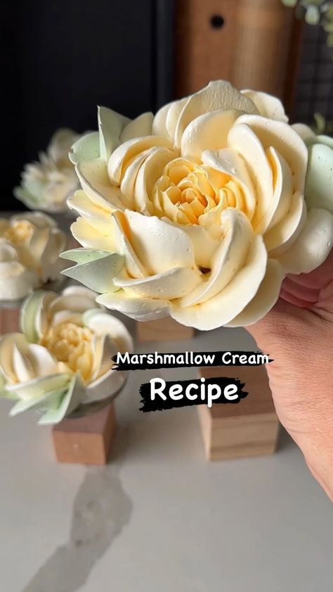 Marshmallow ZEFIR bouquet🌹Зефирные Букеты | With my new stamens tip, making marshmallow peonies has become even easier🌸 As you guys know, speed is crucial for making marshmallow… | Instagram Meringue Flowers How To Make, Marshmallow Fondant Flowers, Stacked Cakes Ideas, Piped Marshmallows, Buttercream Peony, Marshmallow Flower Cupcakes, Marshmallow Frosting Recipes, Piped Flowers, Marshmallow Recipe