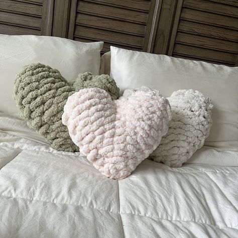 Chunky Yarn Crochet, Shaped Pillows, Chunky Knit Pillow, Heart Pillows, Blanket Diy, Crochet Clothing And Accessories, Finger Knitting, Heart Pillow, Crochet Cushions