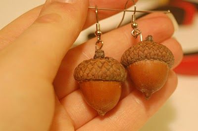 How to make acorn earrings lol for some reason i don't think everybody would be on board with this Straw Craft, Unbeatable Squirrel Girl, Acorn Jewelry, Acorn Earrings, Acorn Crafts, Squirrel Girl, Acorn Necklace, Fall Is In The Air, Corn Husk